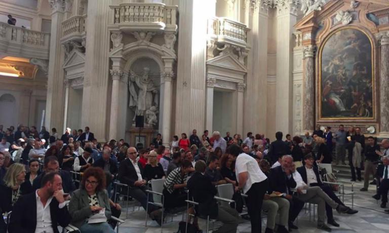 Reggia gremita di osti in ogni ordine di posto
