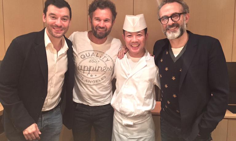 Al termine di una straordinaria cena di sushi al ristorante Ootanino a Tokyo, foto ricordo per gli chef Luca Fantin (a sinistra), Carlo Cracco, Takayuki Otani e Massimo Bottura
