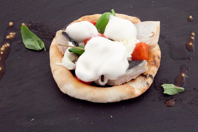 Oro incenso e… birra – finta pizza alla marinara, sgombro affumicato, stracciata di mozzarella di bufala e pomodorini arrosto, uno dei due piatti con cui Luigi Salomone di Marennà in Irpinia si è aggiudicato il Premio Birra Moretti Grand Cru 2013. La prima fase della quarta edizione si chiude il 22 luglio: inviate le vostre ricette