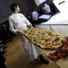 [p]La pizza a metro di [b]Luigi Dell'Amura[/b] che, insieme alla pizza napoletana di [b]Gino Sorbillo[/b] e alla pizza margherita di [b]Simone Padoan[/b], ha animato il palco di [i]Identit&agrave; Golose 2011[/i][/p]
[p]&nbsp;[/p]