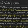 La lavagnetta alla Gatta Mangiona, pizzeria in via Ozanam a Roma, telefono&nbsp;+39.06.5346702, sede di un eccezionale match gastronomico. Contendenti: pizza e fritti di vario genere versus le bollicine pi&ugrave; famose di Francia