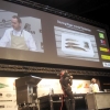 Bj&ouml;rn Frantz&eacute;n, cuoco del&nbsp;Frantz&eacute;n/Lindenberg di Stoccolma in Svezia, sul palco di&nbsp;Madrid Fusi&oacute;n, questa mattina. La sua lezione verteva sull'importanza della "carne" di rombi e capesante, da salvaguardare l'istante immediatamente successivo alla pesca. A Milano esporr&agrave; concetti simili, ma applicati alla renna, in occasione di Identit&agrave; di carne, marted&igrave; 7 febbraio