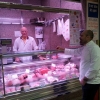[p][b]Francesco Costanzo[/b] al banco macelleria del mercato [i]Fusina[/i][/p]