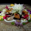 [p]Atto Quinto, [i]il Giardino delle Esperidi[/i], dal sapore orientale: nel piatto, un fiore Mandala con limone, curry, bietole, mango, cocco, finocchio, yogurt, cannella, cardamomo, menta, zenzero, pepe, fiori, carciofi e agnello[/p]