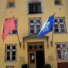 [p]L'ingresso del [a href=|http://www.threesistershotel.com/|]Three Sisters Hotel[/a]&nbsp;alla fine della via Pikk, dentro le mura della citt&agrave; vecchia. E' l'unico boutique hotel di Tallinn ed &egrave; affiliato alla&nbsp;[i]Relais & Chateaux[/i]. Nasce dall'unione di 3 edifici distinti, costruiti nel 1362 e uniti solo nel 2003 da un gran lavoro architettonico. In alta stagione le suite vanno da 410 a 946 euro a notte[/p]