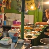 Nelle vie di Bangkok domina lo street food. I marciapiedi sono autentici ristoranti a cielo aperto, ovunque puoi mangiare di tutto e a ogni ora del giorno e della notte. Fascino estremo per i colori, le forme e i profumi anche se l'approssimazione regna sovrana ed &egrave; sempre meglio controllare lo stato di conservazione dei prodotti esposti. Per noi europei, soprattutto se appena arrivati, sempre meglio mangiare cibi cotti al momento