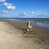[p]La splendida spiaggia baltica di&nbsp;[a target=|_blank| href=|http://it.wikipedia.org/wiki/P%C3%A4rnu|]P&auml;rnu[/a], localit&agrave; di villaggiatura principe per gli Estoni, 120 km circa a sud della Capitale. I bagni di Rimini possono solo sognare campi da beach volley e calcio (a 5 o 11) tenuti cos&igrave; bene come quelli sul lungo arenile adagiato sul Golfo di Riga. Peccato solo per l'acqua: per farsela arrivare al livello delle ginocchia occorre macinare chilometri[/p]