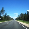 [p]Le strade dell'Estonia sono in pratica lingue d'asfalto adagiate sul verde (o sulla neve d'inverno). Il traffico &egrave; quasi assente e il tratto pi&ugrave; lungo che si pu&ograve; fare da Tallinn entro i confini non supera i 300 chilometri. Nessuna tolleranza per chi guida e beve: vietato anche un solo dito di birra[/p]