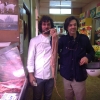 [p][b]Matias Perdomo[/b] con [b]Giuseppe Zen[/b], patron di [i]Mangiari di Strada[/i], ieri mattina al mercato [i]Ticinese[/i][/p]