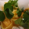 [p]Alle 9 di sera tutti a tavola, si pu&ograve; incominciare a deliziarsi. Primo piatto ad arrivare in tavola i [i]Ravioli di zucca, olio al mandarino, tartufi di mare e acetosella selvatica[/i]. La firma &egrave; di [b]Giovanni Passerini[/b].[/p]