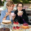 Mel Giedroyc e Sue Perkins, co-conduttrici di&nbsp;The Great British Bake Off, seguitissimo programma BBC in cui i protagonisti si sfidano a colpi di armi dolci e salate&nbsp;come Bakewell Tart, Cornish Pasty o Victoria Sponge. L'home baking spopola Oltremanica tra i blogger, le trasmissioni tv e l'inaugurazione di bakeries