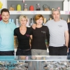 La squadra di Al Settimo Gelo, due gelaterie nel Bolognese: da sinistra&nbsp;Stefano Tarquinio, la compagna Elisa Mascagna, la mamma Loretta, il padre Vincenzo,  e Dean Buratti che lavora al banco (foto gentilmente&nbsp;concessa da Dolcesalato)