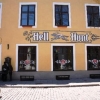 [p][a target=|_blank| href=|http://www.hellhunt.ee|]Hell Hunt[/a], il pub pi&ugrave; frequentato dagli estoni di Tallinn, sulla via Pikk. E' il luogo perfetto per osservare la gente del posto - in agosto turisti da ogni dove, tra cui italiani a caccia di ragazze e britannici in cerca di alcolpop a basso prezzo - con una bella pinta di [i]Rauchbier[/i] o [i]Lager[/i][/p]
