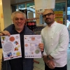 [p]Lo chef [b]Francesco Costanzo[/b] con il volontario del Comune di Milano al mercato [i]Fusina[/i][/p]