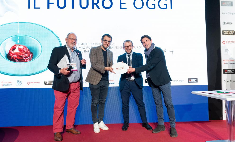 La Regione Lombardia premia Alessandro Negrini e Fabio Pisani, del ristorante Il Luogo di Aimo e Nadia di Milano, col premio Eccellenze Lombarde
