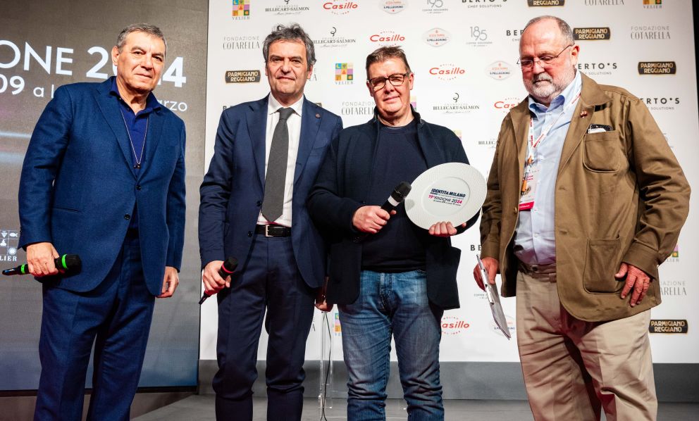 Mario Moretti, Amministratore Delegato di Moretti Forni, premia Alessandro Gilmozzi del ristorante El Molin di Cavalese (Trento), col premio Identità di Cottura
