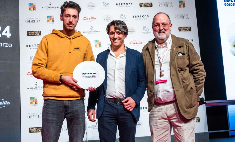 Carlo Scalabrini, CEO CHS, premia come Artigiano del Gusto Michele Lazzarini del ristorante Contrada Bricconi di Oltressenda Alta (Bergamo)
