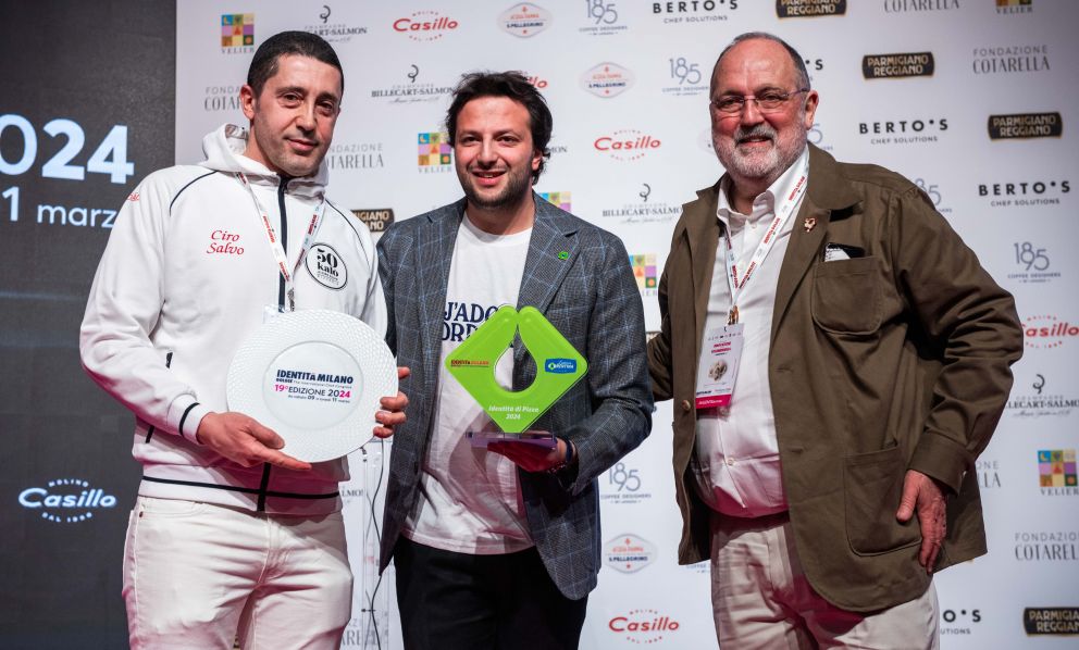 Giovanni Amodio, Vicepresidente Latteria Sorrentina, premia Ciro Salvo di 50 Kalò a Napoli col premio Identità di Pizza
