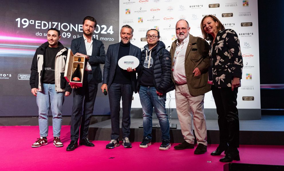 Alessandro Massano, Brand Director Bellavista, premia Giancarlo Perbellini di Casa Perbellini di Verona come Cuoco dell'Anno
