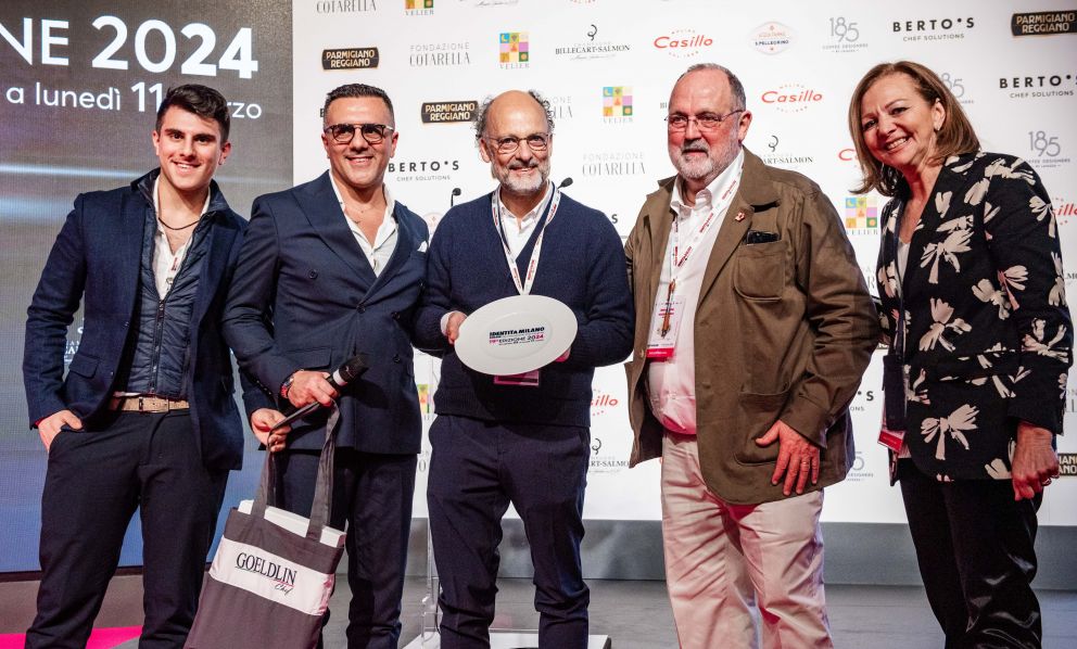 Antonio Goeldlin, Titolare Goeldlin, premia Moreno Cedroni e Luca Abbadir de La Madonnina del Pescatore di Senigallia (Ancona) col premio Sperimentazioni in Cucina
