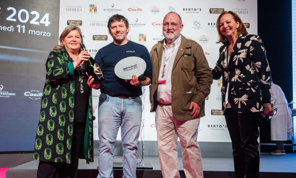 Cristina Ziliani, Vicepresidente & Corporate Relation Guido Berlucchi, consegna a Cesare Battisti del Ratanà di Milano il premio Identità di Territorio
