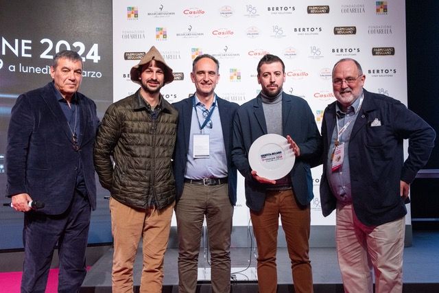 Alessandro Beduschi, Assessore all'agricoltura, sovranità alimentare e foreste Regione Lombardia, premia Nicolò Quarteroni di Agriturismo Ferdy di Lenna (Bergamo) col premio Eccellenze Lombarde
