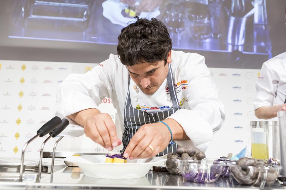 Galleria fotografica






Il menu degustazione Carte Blanche del Mirazur si apre con 8 piccoli assaggi che si possono gustare al piano inferiore, quello della cucina. Assaggio #1: Carota cotta nella calce viva con succo di carota e coriandolo 









Assaggio #2: Barbabietola con formaggio di capra









Assaggio #3: Foglie dell'orto (nel nostro caso mostarda, mizuna, tarassaco, rucola...) da intingere in un piattino di crema artigianale di Cuneo









Assaggio #4: Alici con limone confit









Assaggio #5: Macaron di funghi shiitake con sanguinaccio e mela verde









Assaggio #6: Grissini di scorzanera e guanciale









Assaggio #7: "Lumache" di cavolo rapa ripene di crema di prezzemolo e cipresso









Assaggio #8: Pelle di pollo con interiora e consommé di pollo e miso bianco. Finite le "tapa", si passa al piano di sopra









Il pane arriva assieme a un'ode di Pablo Neruda









Ostrica Gillardeau con crema di scalogno e pera williams









Sotto la sfoglia di rapa, emietté di granchio, gamberi rossi di Sanremo e ibisco









Green: piselli del nostro orto, kiwi e finocchio









Asparago bianco, rabarbaro e insalata di rose









Barbabietola Crapaudine con caviale Oscetra. Ne abbiamo parlato a lungo sulla newsletter numero 498









Calamaro di Bordighera con bagna cauda: il calamaro si scompone per formare dei tagliolini. Accanto, nuvole di aglio









Sogliola agli agrumi con sedano rapa e salsa affumicata ai frutti di mare









Maialino da latte con succo di clementine e semi di papavero









Naranjo en Flor: Zafferano St Joseph di Sospel, spuma di mandorle e sorbetto all'arancia









Frammenti dalla piccola pasticceria









Il Mirazur è uno dei pochi ristoranti di livello che propone un fantastico Menu per bambini (25 euro per le tartine e ben 6 piatti). Nella foto, Fiori di zucca, ricotta di bufala e maggiorana









Ancora dal menu per bambini: Paccheri, spalla d'agnello, carciofi e broccoli









La vista dal ristorante, stupenda pur in una giornata uggiosa






