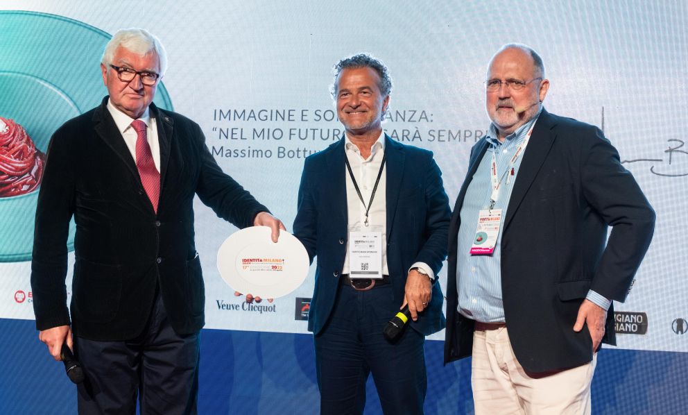 Il Consorzio Parmigiano Reggiano premia il ristorante Dal Pescatore di Canneto sull'Oglio (Mantova), ritira il premio Antonio Santini
