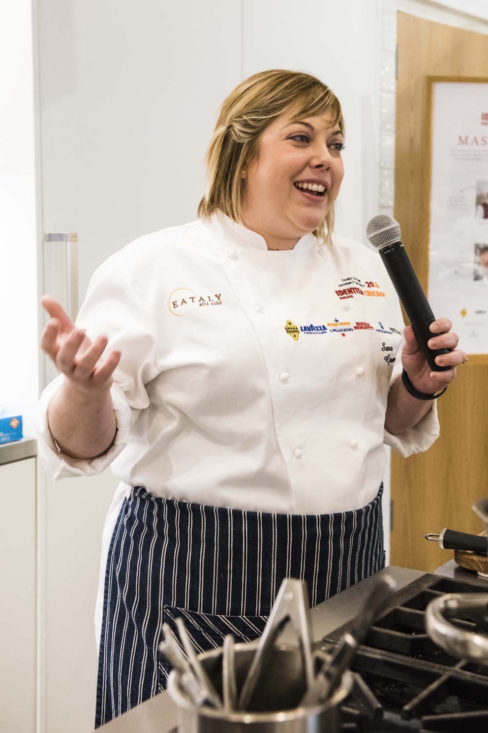 Galleria fotografica






Giancarlo Perbellini di Casa Perbellini, mattatore a Chicago









Gnocchi di polenta di Storo, pane, verze, rape rosse, brodo al caprino e polvere di crosta di Grana Padano, il piatto della lezione di Perbellini in Illinois









Le t-shirt di Eataly






