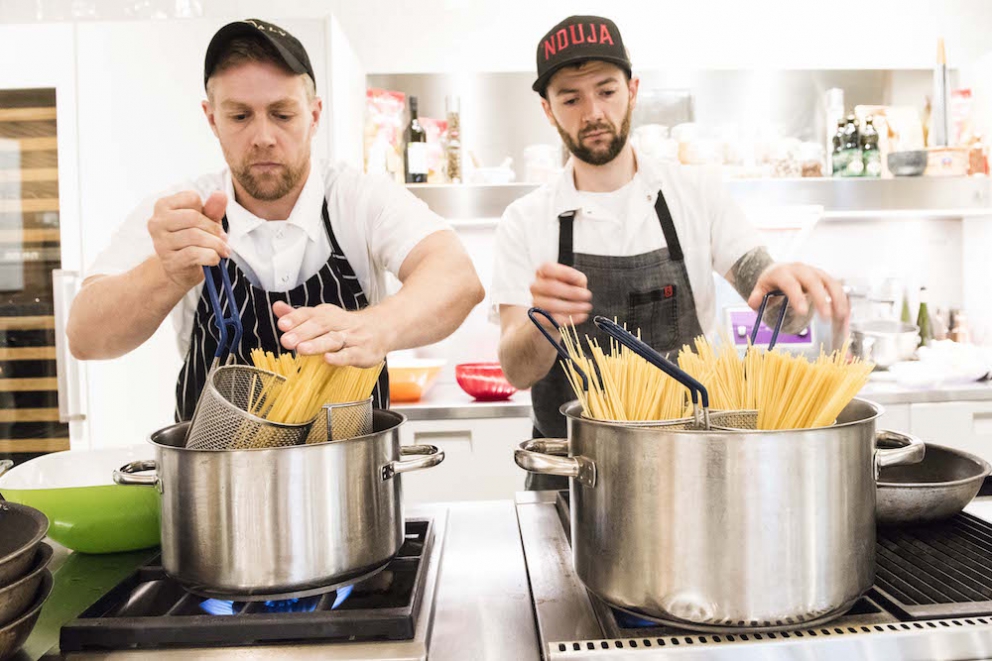 Galleria fotografica






Giancarlo Perbellini di Casa Perbellini, mattatore a Chicago









Gnocchi di polenta di Storo, pane, verze, rape rosse, brodo al caprino e polvere di crosta di Grana Padano, il piatto della lezione di Perbellini in Illinois









Le t-shirt di Eataly









Sarah Grueneberg, chef del ristorante Monteverde di Chicago, una bella sorpresa

 






