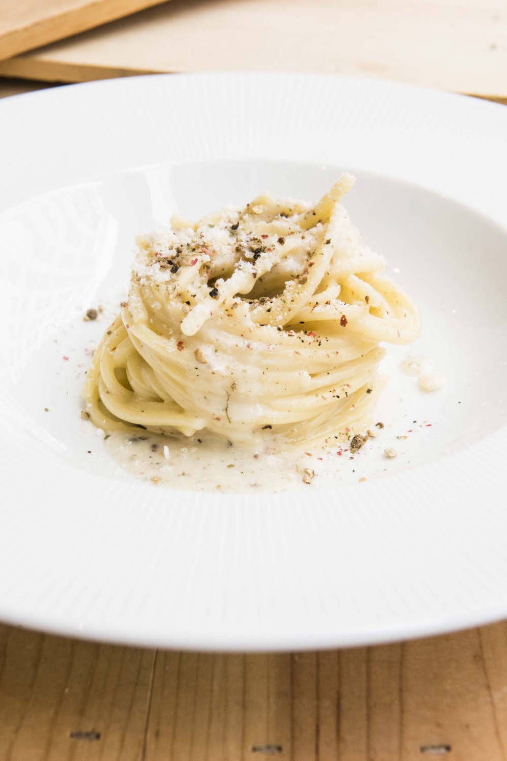 Galleria fotografica






Giancarlo Perbellini di Casa Perbellini, mattatore a Chicago









Gnocchi di polenta di Storo, pane, verze, rape rosse, brodo al caprino e polvere di crosta di Grana Padano, il piatto della lezione di Perbellini in Illinois









Le t-shirt di Eataly









Sarah Grueneberg, chef del ristorante Monteverde di Chicago, una bella sorpresa

 









La pasta di Sarah è quasi cotta…






