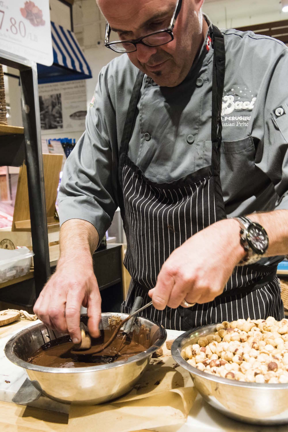 Galleria fotografica






Giancarlo Perbellini di Casa Perbellini, mattatore a Chicago









Gnocchi di polenta di Storo, pane, verze, rape rosse, brodo al caprino e polvere di crosta di Grana Padano, il piatto della lezione di Perbellini in Illinois









Le t-shirt di Eataly









Sarah Grueneberg, chef del ristorante Monteverde di Chicago, una bella sorpresa

 









La pasta di Sarah è quasi cotta…









…e darà vita a splendidi Spaghetti Monograno Felicetti, Grana Padano, pecorino romano e toscano, ricotta di siero di latte, blend di 4 pepi









Carlo Cracco, protagonista di una lezione e di un pranzo a Chicago







