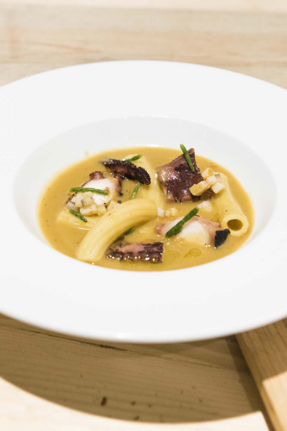 Galleria fotografica






Giancarlo Perbellini di Casa Perbellini, mattatore a Chicago









Gnocchi di polenta di Storo, pane, verze, rape rosse, brodo al caprino e polvere di crosta di Grana Padano, il piatto della lezione di Perbellini in Illinois









Le t-shirt di Eataly









Sarah Grueneberg, chef del ristorante Monteverde di Chicago, una bella sorpresa

 









La pasta di Sarah è quasi cotta…









…e darà vita a splendidi Spaghetti Monograno Felicetti, Grana Padano, pecorino romano e toscano, ricotta di siero di latte, blend di 4 pepi









Carlo Cracco, protagonista di una lezione e di un pranzo a Chicago









The making of… Bacio Perugina

 









Gli Spaghettoni Felicetti con plancton di Carlo Cracco

 









Fusillotti Cappelli Monograno Felicetti e burro affumicato, un primo efficace di Carlo Cracco

 






