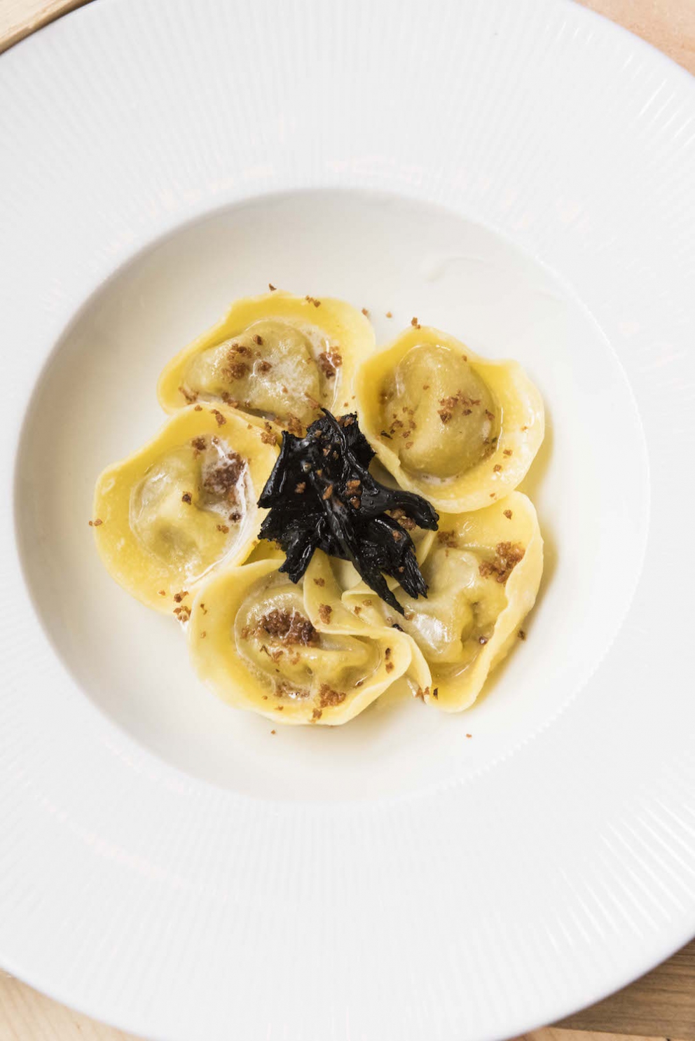 Galleria fotografica






Giancarlo Perbellini di Casa Perbellini, mattatore a Chicago









Gnocchi di polenta di Storo, pane, verze, rape rosse, brodo al caprino e polvere di crosta di Grana Padano, il piatto della lezione di Perbellini in Illinois









Le t-shirt di Eataly









Sarah Grueneberg, chef del ristorante Monteverde di Chicago, una bella sorpresa

 









La pasta di Sarah è quasi cotta…









…e darà vita a splendidi Spaghetti Monograno Felicetti, Grana Padano, pecorino romano e toscano, ricotta di siero di latte, blend di 4 pepi









Carlo Cracco, protagonista di una lezione e di un pranzo a Chicago









The making of… Bacio Perugina

 









Gli Spaghettoni Felicetti con plancton di Carlo Cracco

 









Fusillotti Cappelli Monograno Felicetti e burro affumicato, un primo efficace di Carlo Cracco

 









Pasta ancora protagonista con i deliziosi Sedani Monograno Felicetti e vellutata di fagioli con polpo, abalone della baia di Monterey e pepe affumicato di Michael Tusk, chef del Quince di San Francisco

 






