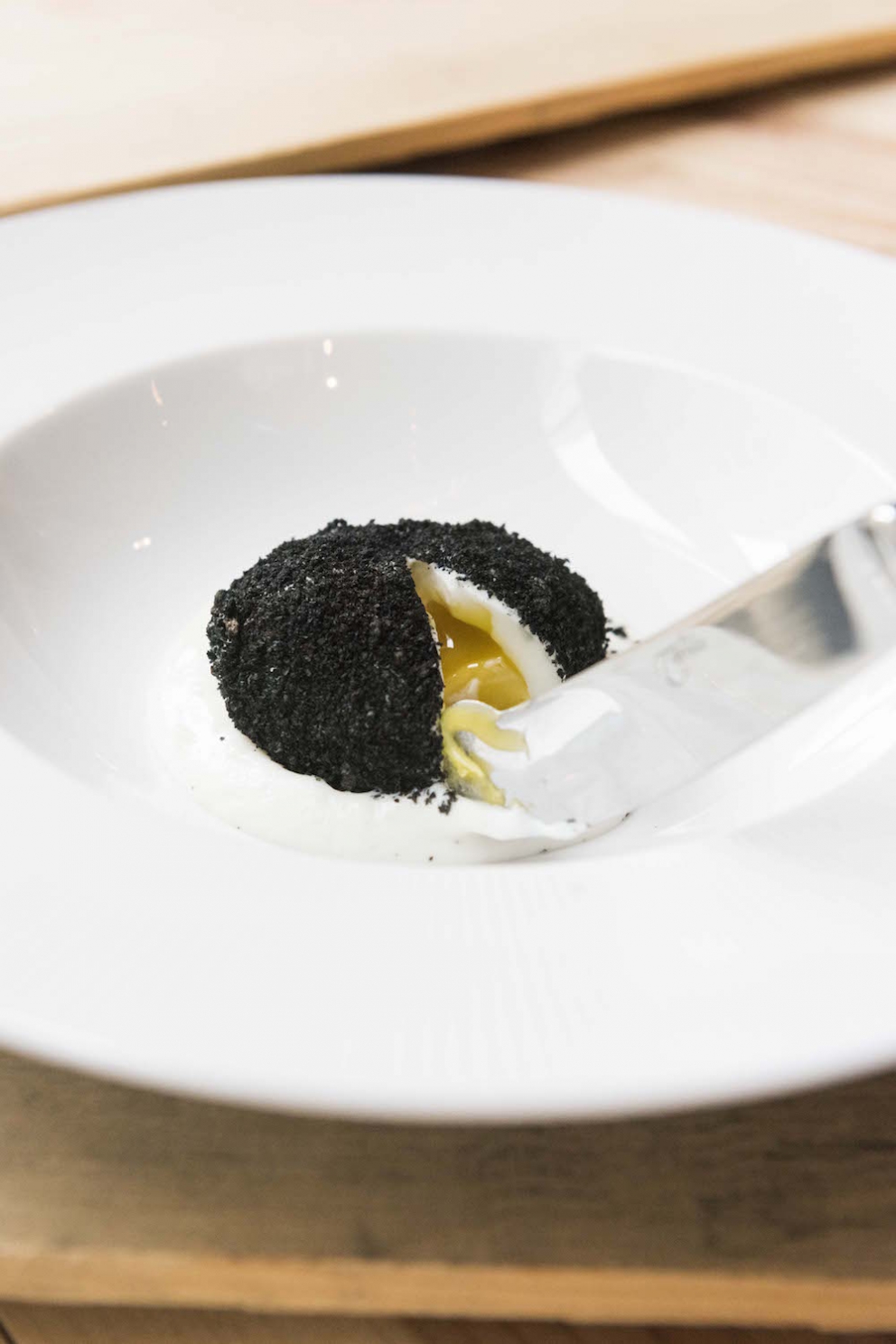 Galleria fotografica






Giancarlo Perbellini di Casa Perbellini, mattatore a Chicago









Gnocchi di polenta di Storo, pane, verze, rape rosse, brodo al caprino e polvere di crosta di Grana Padano, il piatto della lezione di Perbellini in Illinois









Le t-shirt di Eataly









Sarah Grueneberg, chef del ristorante Monteverde di Chicago, una bella sorpresa

 









La pasta di Sarah è quasi cotta…









…e darà vita a splendidi Spaghetti Monograno Felicetti, Grana Padano, pecorino romano e toscano, ricotta di siero di latte, blend di 4 pepi









Carlo Cracco, protagonista di una lezione e di un pranzo a Chicago









The making of… Bacio Perugina

 









Gli Spaghettoni Felicetti con plancton di Carlo Cracco

 









Fusillotti Cappelli Monograno Felicetti e burro affumicato, un primo efficace di Carlo Cracco

 









Pasta ancora protagonista con i deliziosi Sedani Monograno Felicetti e vellutata di fagioli con polpo, abalone della baia di Monterey e pepe affumicato di Michael Tusk, chef del Quince di San Francisco

 









I tortelli al topinambur, primo piatto del pranzo di Eataly Chicago. La firma è ancora di Michael Tusk

 






