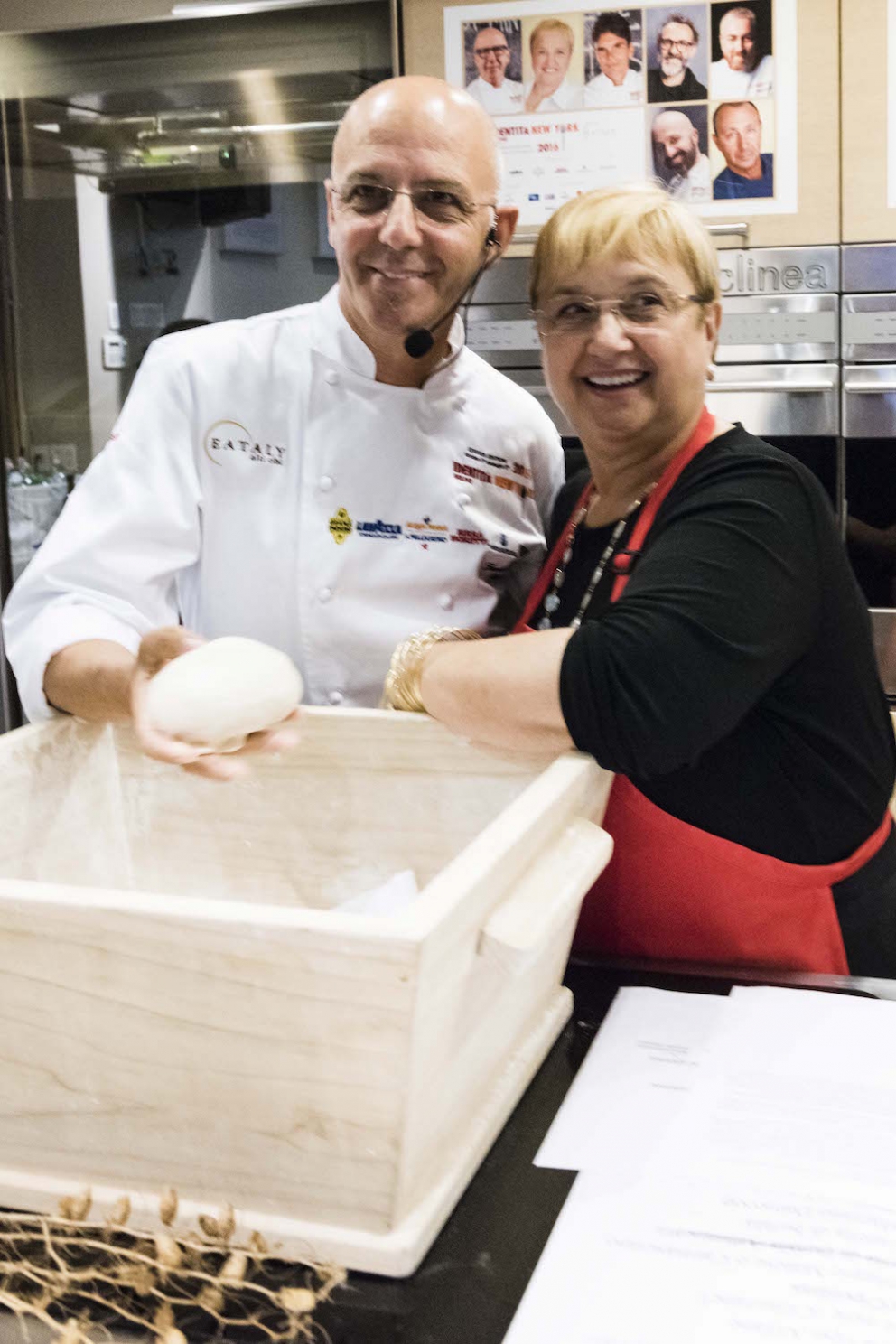 Galleria fotografica






Giancarlo Perbellini di Casa Perbellini, mattatore a Chicago









Gnocchi di polenta di Storo, pane, verze, rape rosse, brodo al caprino e polvere di crosta di Grana Padano, il piatto della lezione di Perbellini in Illinois









Le t-shirt di Eataly









Sarah Grueneberg, chef del ristorante Monteverde di Chicago, una bella sorpresa

 









La pasta di Sarah è quasi cotta…









…e darà vita a splendidi Spaghetti Monograno Felicetti, Grana Padano, pecorino romano e toscano, ricotta di siero di latte, blend di 4 pepi









Carlo Cracco, protagonista di una lezione e di un pranzo a Chicago









The making of… Bacio Perugina

 









Gli Spaghettoni Felicetti con plancton di Carlo Cracco

 









Fusillotti Cappelli Monograno Felicetti e burro affumicato, un primo efficace di Carlo Cracco

 









Pasta ancora protagonista con i deliziosi Sedani Monograno Felicetti e vellutata di fagioli con polpo, abalone della baia di Monterey e pepe affumicato di Michael Tusk, chef del Quince di San Francisco

 









I tortelli al topinambur, primo piatto del pranzo di Eataly Chicago. La firma è ancora di Michael Tusk

 









L’Uovo affumicato presentato da Carlo Cracco al pranzo di Chicago

 









Crostata di buttermilk, il dolce di Chicago firmato a Eataly Chicago da Rob Wing, resident chef

 









Spalla fondente d’agnello, cipolla, mozzarella affumicata e pane al pomodoro, il secondo di Chicago di Giancarlo Perbellini

 









I formaggi di Carozzi: Quader de Cavra, formaggio Branzi, Valtunt della Valsassina

 






