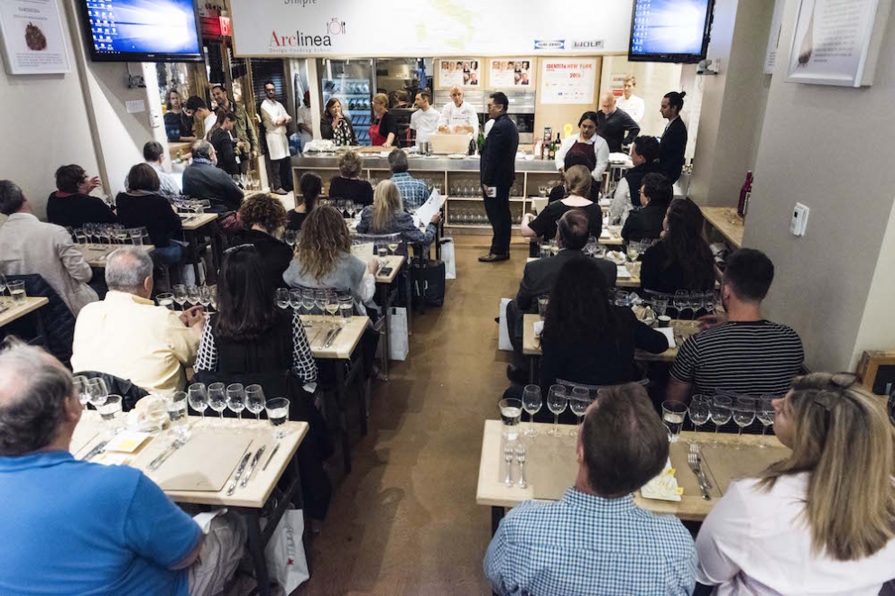 Galleria fotografica






Giancarlo Perbellini di Casa Perbellini, mattatore a Chicago









Gnocchi di polenta di Storo, pane, verze, rape rosse, brodo al caprino e polvere di crosta di Grana Padano, il piatto della lezione di Perbellini in Illinois









Le t-shirt di Eataly









Sarah Grueneberg, chef del ristorante Monteverde di Chicago, una bella sorpresa

 









La pasta di Sarah è quasi cotta…









…e darà vita a splendidi Spaghetti Monograno Felicetti, Grana Padano, pecorino romano e toscano, ricotta di siero di latte, blend di 4 pepi









Carlo Cracco, protagonista di una lezione e di un pranzo a Chicago









The making of… Bacio Perugina

 









Gli Spaghettoni Felicetti con plancton di Carlo Cracco

 









Fusillotti Cappelli Monograno Felicetti e burro affumicato, un primo efficace di Carlo Cracco

 









Pasta ancora protagonista con i deliziosi Sedani Monograno Felicetti e vellutata di fagioli con polpo, abalone della baia di Monterey e pepe affumicato di Michael Tusk, chef del Quince di San Francisco

 









I tortelli al topinambur, primo piatto del pranzo di Eataly Chicago. La firma è ancora di Michael Tusk

 









L’Uovo affumicato presentato da Carlo Cracco al pranzo di Chicago

 









Crostata di buttermilk, il dolce di Chicago firmato a Eataly Chicago da Rob Wing, resident chef

 









Spalla fondente d’agnello, cipolla, mozzarella affumicata e pane al pomodoro, il secondo di Chicago di Giancarlo Perbellini

 









I formaggi di Carozzi: Quader de Cavra, formaggio Branzi, Valtunt della Valsassina

 









Franco Pepe e Lidia Bastianich, protagonisti della lezione d’apertura della settima edizione di Identità New York

 






