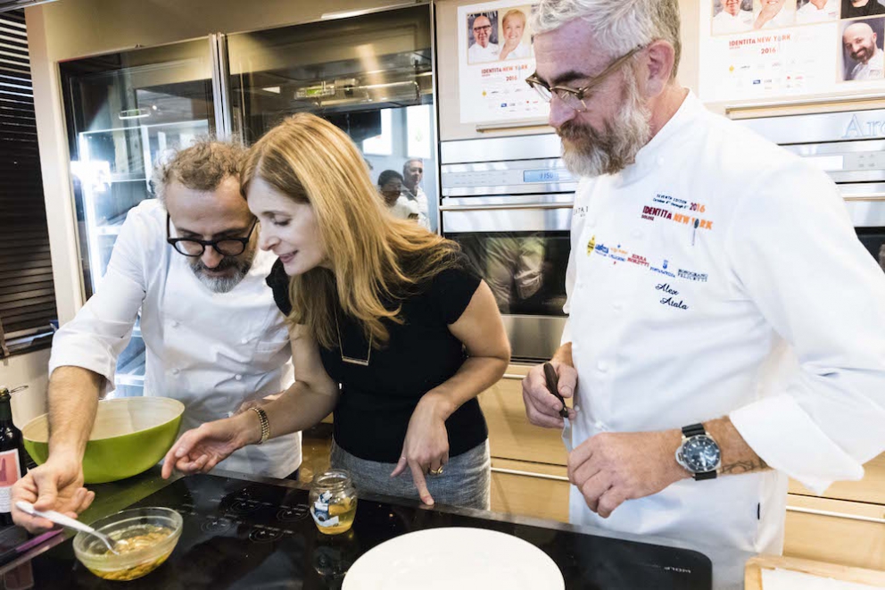 Galleria fotografica






Giancarlo Perbellini di Casa Perbellini, mattatore a Chicago









Gnocchi di polenta di Storo, pane, verze, rape rosse, brodo al caprino e polvere di crosta di Grana Padano, il piatto della lezione di Perbellini in Illinois









Le t-shirt di Eataly









Sarah Grueneberg, chef del ristorante Monteverde di Chicago, una bella sorpresa

 









La pasta di Sarah è quasi cotta…









…e darà vita a splendidi Spaghetti Monograno Felicetti, Grana Padano, pecorino romano e toscano, ricotta di siero di latte, blend di 4 pepi









Carlo Cracco, protagonista di una lezione e di un pranzo a Chicago









The making of… Bacio Perugina

 









Gli Spaghettoni Felicetti con plancton di Carlo Cracco

 









Fusillotti Cappelli Monograno Felicetti e burro affumicato, un primo efficace di Carlo Cracco

 









Pasta ancora protagonista con i deliziosi Sedani Monograno Felicetti e vellutata di fagioli con polpo, abalone della baia di Monterey e pepe affumicato di Michael Tusk, chef del Quince di San Francisco

 









I tortelli al topinambur, primo piatto del pranzo di Eataly Chicago. La firma è ancora di Michael Tusk

 









L’Uovo affumicato presentato da Carlo Cracco al pranzo di Chicago

 









Crostata di buttermilk, il dolce di Chicago firmato a Eataly Chicago da Rob Wing, resident chef

 









Spalla fondente d’agnello, cipolla, mozzarella affumicata e pane al pomodoro, il secondo di Chicago di Giancarlo Perbellini

 









I formaggi di Carozzi: Quader de Cavra, formaggio Branzi, Valtunt della Valsassina

 









Franco Pepe e Lidia Bastianich, protagonisti della lezione d’apertura della settima edizione di Identità New York

 









Tutto esaurito anche quest’anno alla Scuola di Eataly Flatiron

 






