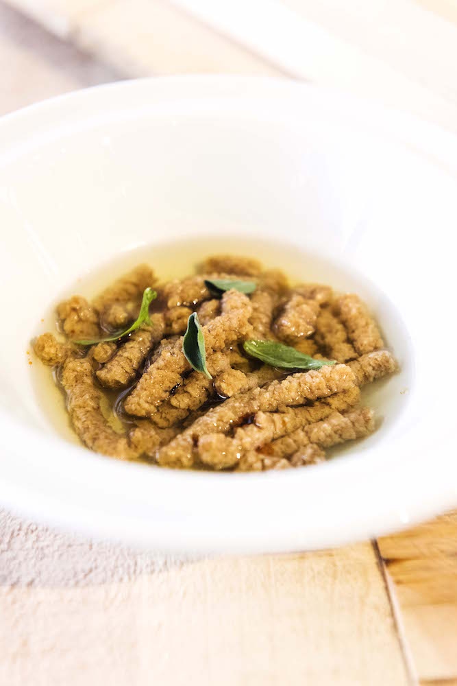 Galleria fotografica






Giancarlo Perbellini di Casa Perbellini, mattatore a Chicago









Gnocchi di polenta di Storo, pane, verze, rape rosse, brodo al caprino e polvere di crosta di Grana Padano, il piatto della lezione di Perbellini in Illinois









Le t-shirt di Eataly









Sarah Grueneberg, chef del ristorante Monteverde di Chicago, una bella sorpresa

 









La pasta di Sarah è quasi cotta…









…e darà vita a splendidi Spaghetti Monograno Felicetti, Grana Padano, pecorino romano e toscano, ricotta di siero di latte, blend di 4 pepi









Carlo Cracco, protagonista di una lezione e di un pranzo a Chicago









The making of… Bacio Perugina

 









Gli Spaghettoni Felicetti con plancton di Carlo Cracco

 









Fusillotti Cappelli Monograno Felicetti e burro affumicato, un primo efficace di Carlo Cracco

 









Pasta ancora protagonista con i deliziosi Sedani Monograno Felicetti e vellutata di fagioli con polpo, abalone della baia di Monterey e pepe affumicato di Michael Tusk, chef del Quince di San Francisco

 









I tortelli al topinambur, primo piatto del pranzo di Eataly Chicago. La firma è ancora di Michael Tusk

 









L’Uovo affumicato presentato da Carlo Cracco al pranzo di Chicago

 









Crostata di buttermilk, il dolce di Chicago firmato a Eataly Chicago da Rob Wing, resident chef

 









Spalla fondente d’agnello, cipolla, mozzarella affumicata e pane al pomodoro, il secondo di Chicago di Giancarlo Perbellini

 









I formaggi di Carozzi: Quader de Cavra, formaggio Branzi, Valtunt della Valsassina

 









Franco Pepe e Lidia Bastianich, protagonisti della lezione d’apertura della settima edizione di Identità New York

 









Tutto esaurito anche quest’anno alla Scuola di Eataly Flatiron

 









Il prologo della lezione numero 2 di New York: Massimo Bottura e Alex Atala vanno in diretta sulla pagina facebook del New York Times. Con loro, la foodjournalist Melissa Clark

 









Massimo Bottura e Alex Atala

 







