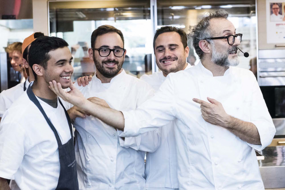 Galleria fotografica






Giancarlo Perbellini di Casa Perbellini, mattatore a Chicago









Gnocchi di polenta di Storo, pane, verze, rape rosse, brodo al caprino e polvere di crosta di Grana Padano, il piatto della lezione di Perbellini in Illinois









Le t-shirt di Eataly









Sarah Grueneberg, chef del ristorante Monteverde di Chicago, una bella sorpresa

 









La pasta di Sarah è quasi cotta…









…e darà vita a splendidi Spaghetti Monograno Felicetti, Grana Padano, pecorino romano e toscano, ricotta di siero di latte, blend di 4 pepi









Carlo Cracco, protagonista di una lezione e di un pranzo a Chicago









The making of… Bacio Perugina

 









Gli Spaghettoni Felicetti con plancton di Carlo Cracco

 









Fusillotti Cappelli Monograno Felicetti e burro affumicato, un primo efficace di Carlo Cracco

 









Pasta ancora protagonista con i deliziosi Sedani Monograno Felicetti e vellutata di fagioli con polpo, abalone della baia di Monterey e pepe affumicato di Michael Tusk, chef del Quince di San Francisco

 









I tortelli al topinambur, primo piatto del pranzo di Eataly Chicago. La firma è ancora di Michael Tusk

 









L’Uovo affumicato presentato da Carlo Cracco al pranzo di Chicago

 









Crostata di buttermilk, il dolce di Chicago firmato a Eataly Chicago da Rob Wing, resident chef

 









Spalla fondente d’agnello, cipolla, mozzarella affumicata e pane al pomodoro, il secondo di Chicago di Giancarlo Perbellini

 









I formaggi di Carozzi: Quader de Cavra, formaggio Branzi, Valtunt della Valsassina

 









Franco Pepe e Lidia Bastianich, protagonisti della lezione d’apertura della settima edizione di Identità New York

 









Tutto esaurito anche quest’anno alla Scuola di Eataly Flatiron

 









Il prologo della lezione numero 2 di New York: Massimo Bottura e Alex Atala vanno in diretta sulla pagina facebook del New York Times. Con loro, la foodjournalist Melissa Clark

 









Massimo Bottura e Alex Atala

 









I passatelli ricavati dagli scarti della pizza, oggetto della lezione newyorkese di Massimo Bottura

 









Massimo Bottura e il fido secondo Davide Di Fabio

 









Alex Atala, passione paulista

 









Il piatto della lezione di Alex Atala: petto di vitello (brisket) con bacuri e cipolle pickled

 









L’omaggio di Massimo Bottura a Identità Golose

 







