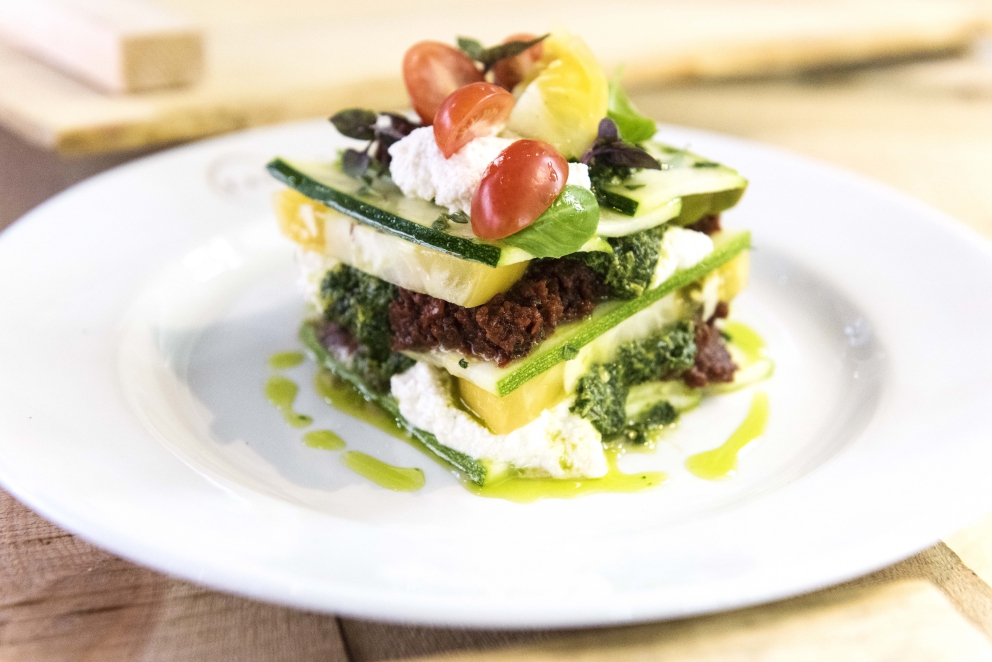 Galleria fotografica






Giancarlo Perbellini di Casa Perbellini, mattatore a Chicago









Gnocchi di polenta di Storo, pane, verze, rape rosse, brodo al caprino e polvere di crosta di Grana Padano, il piatto della lezione di Perbellini in Illinois









Le t-shirt di Eataly









Sarah Grueneberg, chef del ristorante Monteverde di Chicago, una bella sorpresa

 









La pasta di Sarah è quasi cotta…









…e darà vita a splendidi Spaghetti Monograno Felicetti, Grana Padano, pecorino romano e toscano, ricotta di siero di latte, blend di 4 pepi









Carlo Cracco, protagonista di una lezione e di un pranzo a Chicago









The making of… Bacio Perugina

 









Gli Spaghettoni Felicetti con plancton di Carlo Cracco

 









Fusillotti Cappelli Monograno Felicetti e burro affumicato, un primo efficace di Carlo Cracco

 









Pasta ancora protagonista con i deliziosi Sedani Monograno Felicetti e vellutata di fagioli con polpo, abalone della baia di Monterey e pepe affumicato di Michael Tusk, chef del Quince di San Francisco

 









I tortelli al topinambur, primo piatto del pranzo di Eataly Chicago. La firma è ancora di Michael Tusk

 









L’Uovo affumicato presentato da Carlo Cracco al pranzo di Chicago

 









Crostata di buttermilk, il dolce di Chicago firmato a Eataly Chicago da Rob Wing, resident chef

 









Spalla fondente d’agnello, cipolla, mozzarella affumicata e pane al pomodoro, il secondo di Chicago di Giancarlo Perbellini

 









I formaggi di Carozzi: Quader de Cavra, formaggio Branzi, Valtunt della Valsassina

 









Franco Pepe e Lidia Bastianich, protagonisti della lezione d’apertura della settima edizione di Identità New York

 









Tutto esaurito anche quest’anno alla Scuola di Eataly Flatiron

 









Il prologo della lezione numero 2 di New York: Massimo Bottura e Alex Atala vanno in diretta sulla pagina facebook del New York Times. Con loro, la foodjournalist Melissa Clark

 









Massimo Bottura e Alex Atala

 









I passatelli ricavati dagli scarti della pizza, oggetto della lezione newyorkese di Massimo Bottura

 









Massimo Bottura e il fido secondo Davide Di Fabio

 









Alex Atala, passione paulista

 









Il piatto della lezione di Alex Atala: petto di vitello (brisket) con bacuri e cipolle pickled

 









L’omaggio di Massimo Bottura a Identità Golose

 









Massimo Bottura scherza coi ragazzi del suo team

 






