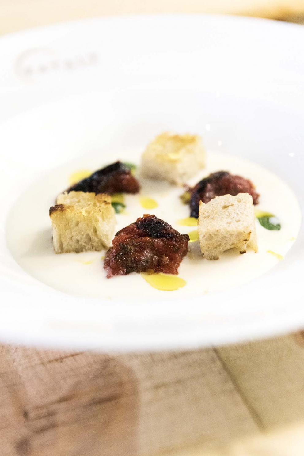 Galleria fotografica






Giancarlo Perbellini di Casa Perbellini, mattatore a Chicago









Gnocchi di polenta di Storo, pane, verze, rape rosse, brodo al caprino e polvere di crosta di Grana Padano, il piatto della lezione di Perbellini in Illinois









Le t-shirt di Eataly









Sarah Grueneberg, chef del ristorante Monteverde di Chicago, una bella sorpresa

 









La pasta di Sarah è quasi cotta…









…e darà vita a splendidi Spaghetti Monograno Felicetti, Grana Padano, pecorino romano e toscano, ricotta di siero di latte, blend di 4 pepi









Carlo Cracco, protagonista di una lezione e di un pranzo a Chicago









The making of… Bacio Perugina

 









Gli Spaghettoni Felicetti con plancton di Carlo Cracco

 









Fusillotti Cappelli Monograno Felicetti e burro affumicato, un primo efficace di Carlo Cracco

 









Pasta ancora protagonista con i deliziosi Sedani Monograno Felicetti e vellutata di fagioli con polpo, abalone della baia di Monterey e pepe affumicato di Michael Tusk, chef del Quince di San Francisco

 









I tortelli al topinambur, primo piatto del pranzo di Eataly Chicago. La firma è ancora di Michael Tusk

 









L’Uovo affumicato presentato da Carlo Cracco al pranzo di Chicago

 









Crostata di buttermilk, il dolce di Chicago firmato a Eataly Chicago da Rob Wing, resident chef

 









Spalla fondente d’agnello, cipolla, mozzarella affumicata e pane al pomodoro, il secondo di Chicago di Giancarlo Perbellini

 









I formaggi di Carozzi: Quader de Cavra, formaggio Branzi, Valtunt della Valsassina

 









Franco Pepe e Lidia Bastianich, protagonisti della lezione d’apertura della settima edizione di Identità New York

 









Tutto esaurito anche quest’anno alla Scuola di Eataly Flatiron

 









Il prologo della lezione numero 2 di New York: Massimo Bottura e Alex Atala vanno in diretta sulla pagina facebook del New York Times. Con loro, la foodjournalist Melissa Clark

 









Massimo Bottura e Alex Atala

 









I passatelli ricavati dagli scarti della pizza, oggetto della lezione newyorkese di Massimo Bottura

 









Massimo Bottura e il fido secondo Davide Di Fabio

 









Alex Atala, passione paulista

 









Il piatto della lezione di Alex Atala: petto di vitello (brisket) con bacuri e cipolle pickled

 









L’omaggio di Massimo Bottura a Identità Golose

 









Massimo Bottura scherza coi ragazzi del suo team

 









La Lasagna di zucchine con pomodori e marinara piccante, il piatto di Matthew Kenney, cuoco vegano e crudista americano

 






