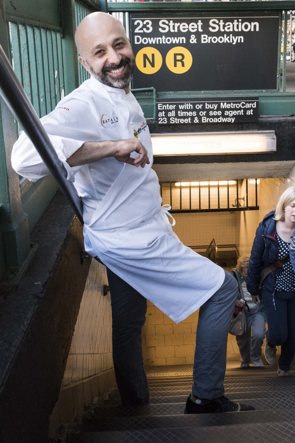 Galleria fotografica






Giancarlo Perbellini di Casa Perbellini, mattatore a Chicago









Gnocchi di polenta di Storo, pane, verze, rape rosse, brodo al caprino e polvere di crosta di Grana Padano, il piatto della lezione di Perbellini in Illinois









Le t-shirt di Eataly









Sarah Grueneberg, chef del ristorante Monteverde di Chicago, una bella sorpresa

 









La pasta di Sarah è quasi cotta…









…e darà vita a splendidi Spaghetti Monograno Felicetti, Grana Padano, pecorino romano e toscano, ricotta di siero di latte, blend di 4 pepi









Carlo Cracco, protagonista di una lezione e di un pranzo a Chicago









The making of… Bacio Perugina

 









Gli Spaghettoni Felicetti con plancton di Carlo Cracco

 









Fusillotti Cappelli Monograno Felicetti e burro affumicato, un primo efficace di Carlo Cracco

 









Pasta ancora protagonista con i deliziosi Sedani Monograno Felicetti e vellutata di fagioli con polpo, abalone della baia di Monterey e pepe affumicato di Michael Tusk, chef del Quince di San Francisco

 









I tortelli al topinambur, primo piatto del pranzo di Eataly Chicago. La firma è ancora di Michael Tusk

 









L’Uovo affumicato presentato da Carlo Cracco al pranzo di Chicago

 









Crostata di buttermilk, il dolce di Chicago firmato a Eataly Chicago da Rob Wing, resident chef

 









Spalla fondente d’agnello, cipolla, mozzarella affumicata e pane al pomodoro, il secondo di Chicago di Giancarlo Perbellini

 









I formaggi di Carozzi: Quader de Cavra, formaggio Branzi, Valtunt della Valsassina

 









Franco Pepe e Lidia Bastianich, protagonisti della lezione d’apertura della settima edizione di Identità New York

 









Tutto esaurito anche quest’anno alla Scuola di Eataly Flatiron

 









Il prologo della lezione numero 2 di New York: Massimo Bottura e Alex Atala vanno in diretta sulla pagina facebook del New York Times. Con loro, la foodjournalist Melissa Clark

 









Massimo Bottura e Alex Atala

 









I passatelli ricavati dagli scarti della pizza, oggetto della lezione newyorkese di Massimo Bottura

 









Massimo Bottura e il fido secondo Davide Di Fabio

 









Alex Atala, passione paulista

 









Il piatto della lezione di Alex Atala: petto di vitello (brisket) con bacuri e cipolle pickled

 









L’omaggio di Massimo Bottura a Identità Golose

 









Massimo Bottura scherza coi ragazzi del suo team

 









La Lasagna di zucchine con pomodori e marinara piccante, il piatto di Matthew Kenney, cuoco vegano e crudista americano

 









La Zuppa di Grana Padano con pomodori pelati e pane raffermo di Niko Romito, co-autore con Kenney della terza e ultima lezione di New York

 






