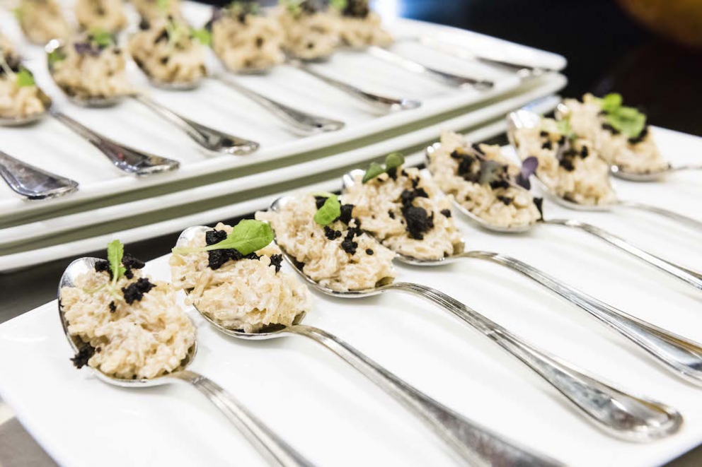 Galleria fotografica






Giancarlo Perbellini di Casa Perbellini, mattatore a Chicago









Gnocchi di polenta di Storo, pane, verze, rape rosse, brodo al caprino e polvere di crosta di Grana Padano, il piatto della lezione di Perbellini in Illinois









Le t-shirt di Eataly









Sarah Grueneberg, chef del ristorante Monteverde di Chicago, una bella sorpresa

 









La pasta di Sarah è quasi cotta…









…e darà vita a splendidi Spaghetti Monograno Felicetti, Grana Padano, pecorino romano e toscano, ricotta di siero di latte, blend di 4 pepi









Carlo Cracco, protagonista di una lezione e di un pranzo a Chicago









The making of… Bacio Perugina

 









Gli Spaghettoni Felicetti con plancton di Carlo Cracco

 









Fusillotti Cappelli Monograno Felicetti e burro affumicato, un primo efficace di Carlo Cracco

 









Pasta ancora protagonista con i deliziosi Sedani Monograno Felicetti e vellutata di fagioli con polpo, abalone della baia di Monterey e pepe affumicato di Michael Tusk, chef del Quince di San Francisco

 









I tortelli al topinambur, primo piatto del pranzo di Eataly Chicago. La firma è ancora di Michael Tusk

 









L’Uovo affumicato presentato da Carlo Cracco al pranzo di Chicago

 









Crostata di buttermilk, il dolce di Chicago firmato a Eataly Chicago da Rob Wing, resident chef

 









Spalla fondente d’agnello, cipolla, mozzarella affumicata e pane al pomodoro, il secondo di Chicago di Giancarlo Perbellini

 









I formaggi di Carozzi: Quader de Cavra, formaggio Branzi, Valtunt della Valsassina

 









Franco Pepe e Lidia Bastianich, protagonisti della lezione d’apertura della settima edizione di Identità New York

 









Tutto esaurito anche quest’anno alla Scuola di Eataly Flatiron

 









Il prologo della lezione numero 2 di New York: Massimo Bottura e Alex Atala vanno in diretta sulla pagina facebook del New York Times. Con loro, la foodjournalist Melissa Clark

 









Massimo Bottura e Alex Atala

 









I passatelli ricavati dagli scarti della pizza, oggetto della lezione newyorkese di Massimo Bottura

 









Massimo Bottura e il fido secondo Davide Di Fabio

 









Alex Atala, passione paulista

 









Il piatto della lezione di Alex Atala: petto di vitello (brisket) con bacuri e cipolle pickled

 









L’omaggio di Massimo Bottura a Identità Golose

 









Massimo Bottura scherza coi ragazzi del suo team

 









La Lasagna di zucchine con pomodori e marinara piccante, il piatto di Matthew Kenney, cuoco vegano e crudista americano

 









La Zuppa di Grana Padano con pomodori pelati e pane raffermo di Niko Romito, co-autore con Kenney della terza e ultima lezione di New York

 









Romito e il metrò

 









Paolo Marchi e Matthew Kenney al pronti-via della cena Dine Around da Eataly Flatiron

 






