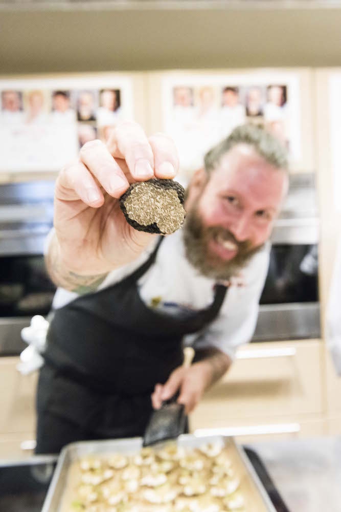 Galleria fotografica






Giancarlo Perbellini di Casa Perbellini, mattatore a Chicago









Gnocchi di polenta di Storo, pane, verze, rape rosse, brodo al caprino e polvere di crosta di Grana Padano, il piatto della lezione di Perbellini in Illinois









Le t-shirt di Eataly









Sarah Grueneberg, chef del ristorante Monteverde di Chicago, una bella sorpresa

 









La pasta di Sarah è quasi cotta…









…e darà vita a splendidi Spaghetti Monograno Felicetti, Grana Padano, pecorino romano e toscano, ricotta di siero di latte, blend di 4 pepi









Carlo Cracco, protagonista di una lezione e di un pranzo a Chicago









The making of… Bacio Perugina

 









Gli Spaghettoni Felicetti con plancton di Carlo Cracco

 









Fusillotti Cappelli Monograno Felicetti e burro affumicato, un primo efficace di Carlo Cracco

 









Pasta ancora protagonista con i deliziosi Sedani Monograno Felicetti e vellutata di fagioli con polpo, abalone della baia di Monterey e pepe affumicato di Michael Tusk, chef del Quince di San Francisco

 









I tortelli al topinambur, primo piatto del pranzo di Eataly Chicago. La firma è ancora di Michael Tusk

 









L’Uovo affumicato presentato da Carlo Cracco al pranzo di Chicago

 









Crostata di buttermilk, il dolce di Chicago firmato a Eataly Chicago da Rob Wing, resident chef

 









Spalla fondente d’agnello, cipolla, mozzarella affumicata e pane al pomodoro, il secondo di Chicago di Giancarlo Perbellini

 









I formaggi di Carozzi: Quader de Cavra, formaggio Branzi, Valtunt della Valsassina

 









Franco Pepe e Lidia Bastianich, protagonisti della lezione d’apertura della settima edizione di Identità New York

 









Tutto esaurito anche quest’anno alla Scuola di Eataly Flatiron

 









Il prologo della lezione numero 2 di New York: Massimo Bottura e Alex Atala vanno in diretta sulla pagina facebook del New York Times. Con loro, la foodjournalist Melissa Clark

 









Massimo Bottura e Alex Atala

 









I passatelli ricavati dagli scarti della pizza, oggetto della lezione newyorkese di Massimo Bottura

 









Massimo Bottura e il fido secondo Davide Di Fabio

 









Alex Atala, passione paulista

 









Il piatto della lezione di Alex Atala: petto di vitello (brisket) con bacuri e cipolle pickled

 









L’omaggio di Massimo Bottura a Identità Golose

 









Massimo Bottura scherza coi ragazzi del suo team

 









La Lasagna di zucchine con pomodori e marinara piccante, il piatto di Matthew Kenney, cuoco vegano e crudista americano

 









La Zuppa di Grana Padano con pomodori pelati e pane raffermo di Niko Romito, co-autore con Kenney della terza e ultima lezione di New York

 









Romito e il metrò

 









Paolo Marchi e Matthew Kenney al pronti-via della cena Dine Around da Eataly Flatiron

 









La Tagliatelle di alghe cacio e pepe di Matthey Kenney al Dine Around

 






