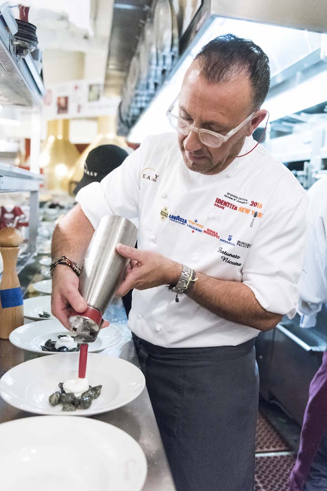 Galleria fotografica






Giancarlo Perbellini di Casa Perbellini, mattatore a Chicago









Gnocchi di polenta di Storo, pane, verze, rape rosse, brodo al caprino e polvere di crosta di Grana Padano, il piatto della lezione di Perbellini in Illinois









Le t-shirt di Eataly









Sarah Grueneberg, chef del ristorante Monteverde di Chicago, una bella sorpresa

 









La pasta di Sarah è quasi cotta…









…e darà vita a splendidi Spaghetti Monograno Felicetti, Grana Padano, pecorino romano e toscano, ricotta di siero di latte, blend di 4 pepi









Carlo Cracco, protagonista di una lezione e di un pranzo a Chicago









The making of… Bacio Perugina

 









Gli Spaghettoni Felicetti con plancton di Carlo Cracco

 









Fusillotti Cappelli Monograno Felicetti e burro affumicato, un primo efficace di Carlo Cracco

 









Pasta ancora protagonista con i deliziosi Sedani Monograno Felicetti e vellutata di fagioli con polpo, abalone della baia di Monterey e pepe affumicato di Michael Tusk, chef del Quince di San Francisco

 









I tortelli al topinambur, primo piatto del pranzo di Eataly Chicago. La firma è ancora di Michael Tusk

 









L’Uovo affumicato presentato da Carlo Cracco al pranzo di Chicago

 









Crostata di buttermilk, il dolce di Chicago firmato a Eataly Chicago da Rob Wing, resident chef

 









Spalla fondente d’agnello, cipolla, mozzarella affumicata e pane al pomodoro, il secondo di Chicago di Giancarlo Perbellini

 









I formaggi di Carozzi: Quader de Cavra, formaggio Branzi, Valtunt della Valsassina

 









Franco Pepe e Lidia Bastianich, protagonisti della lezione d’apertura della settima edizione di Identità New York

 









Tutto esaurito anche quest’anno alla Scuola di Eataly Flatiron

 









Il prologo della lezione numero 2 di New York: Massimo Bottura e Alex Atala vanno in diretta sulla pagina facebook del New York Times. Con loro, la foodjournalist Melissa Clark

 









Massimo Bottura e Alex Atala

 









I passatelli ricavati dagli scarti della pizza, oggetto della lezione newyorkese di Massimo Bottura

 









Massimo Bottura e il fido secondo Davide Di Fabio

 









Alex Atala, passione paulista

 









Il piatto della lezione di Alex Atala: petto di vitello (brisket) con bacuri e cipolle pickled

 









L’omaggio di Massimo Bottura a Identità Golose

 









Massimo Bottura scherza coi ragazzi del suo team

 









La Lasagna di zucchine con pomodori e marinara piccante, il piatto di Matthew Kenney, cuoco vegano e crudista americano

 









La Zuppa di Grana Padano con pomodori pelati e pane raffermo di Niko Romito, co-autore con Kenney della terza e ultima lezione di New York

 









Romito e il metrò

 









Paolo Marchi e Matthew Kenney al pronti-via della cena Dine Around da Eataly Flatiron

 









La Tagliatelle di alghe cacio e pepe di Matthey Kenney al Dine Around

 









Tartufi protagonisti con Urbani Truffles

 









Dine Around: Massimo Bottura spiega ai convenuti il suo “Lenticchia è meglio del caviale”

 









Say cheeese

 







