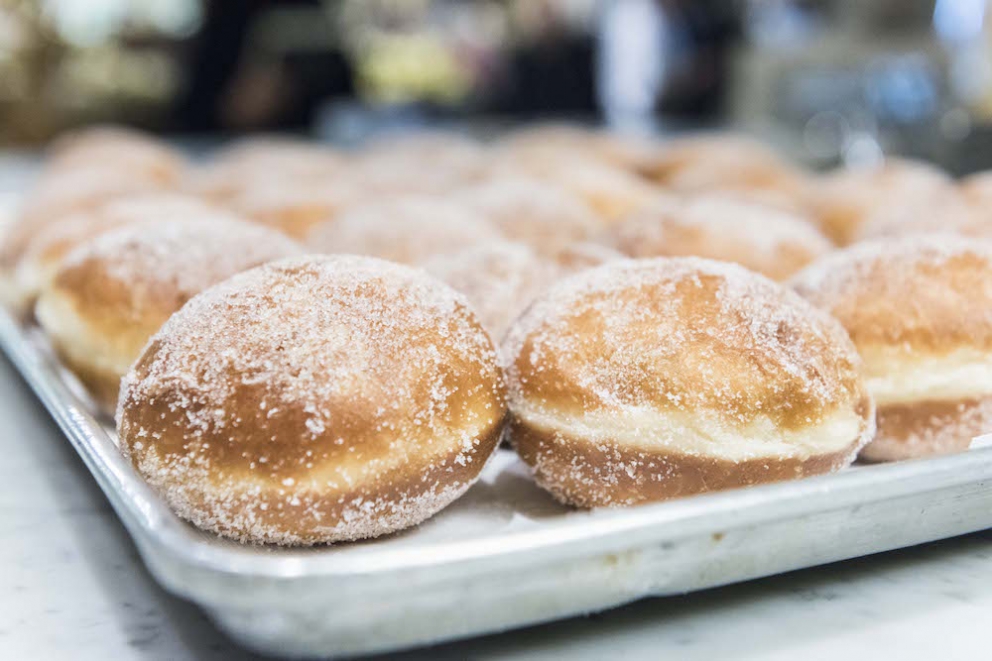 Galleria fotografica






Giancarlo Perbellini di Casa Perbellini, mattatore a Chicago









Gnocchi di polenta di Storo, pane, verze, rape rosse, brodo al caprino e polvere di crosta di Grana Padano, il piatto della lezione di Perbellini in Illinois









Le t-shirt di Eataly









Sarah Grueneberg, chef del ristorante Monteverde di Chicago, una bella sorpresa

 









La pasta di Sarah è quasi cotta…









…e darà vita a splendidi Spaghetti Monograno Felicetti, Grana Padano, pecorino romano e toscano, ricotta di siero di latte, blend di 4 pepi









Carlo Cracco, protagonista di una lezione e di un pranzo a Chicago









The making of… Bacio Perugina

 









Gli Spaghettoni Felicetti con plancton di Carlo Cracco

 









Fusillotti Cappelli Monograno Felicetti e burro affumicato, un primo efficace di Carlo Cracco

 









Pasta ancora protagonista con i deliziosi Sedani Monograno Felicetti e vellutata di fagioli con polpo, abalone della baia di Monterey e pepe affumicato di Michael Tusk, chef del Quince di San Francisco

 









I tortelli al topinambur, primo piatto del pranzo di Eataly Chicago. La firma è ancora di Michael Tusk

 









L’Uovo affumicato presentato da Carlo Cracco al pranzo di Chicago

 









Crostata di buttermilk, il dolce di Chicago firmato a Eataly Chicago da Rob Wing, resident chef

 









Spalla fondente d’agnello, cipolla, mozzarella affumicata e pane al pomodoro, il secondo di Chicago di Giancarlo Perbellini

 









I formaggi di Carozzi: Quader de Cavra, formaggio Branzi, Valtunt della Valsassina

 









Franco Pepe e Lidia Bastianich, protagonisti della lezione d’apertura della settima edizione di Identità New York

 









Tutto esaurito anche quest’anno alla Scuola di Eataly Flatiron

 









Il prologo della lezione numero 2 di New York: Massimo Bottura e Alex Atala vanno in diretta sulla pagina facebook del New York Times. Con loro, la foodjournalist Melissa Clark

 









Massimo Bottura e Alex Atala

 









I passatelli ricavati dagli scarti della pizza, oggetto della lezione newyorkese di Massimo Bottura

 









Massimo Bottura e il fido secondo Davide Di Fabio

 









Alex Atala, passione paulista

 









Il piatto della lezione di Alex Atala: petto di vitello (brisket) con bacuri e cipolle pickled

 









L’omaggio di Massimo Bottura a Identità Golose

 









Massimo Bottura scherza coi ragazzi del suo team

 









La Lasagna di zucchine con pomodori e marinara piccante, il piatto di Matthew Kenney, cuoco vegano e crudista americano

 









La Zuppa di Grana Padano con pomodori pelati e pane raffermo di Niko Romito, co-autore con Kenney della terza e ultima lezione di New York

 









Romito e il metrò

 









Paolo Marchi e Matthew Kenney al pronti-via della cena Dine Around da Eataly Flatiron

 









La Tagliatelle di alghe cacio e pepe di Matthey Kenney al Dine Around

 









Tartufi protagonisti con Urbani Truffles

 









Dine Around: Massimo Bottura spiega ai convenuti il suo “Lenticchia è meglio del caviale”

 









Say cheeese

 









Il resident chef di Eataly Flatiron Fortunato Nicotra al lavoro al Dine Around col suo piatto: Felicetti Conchiglie Nere, Grana Padano e ristretto di pera

 







