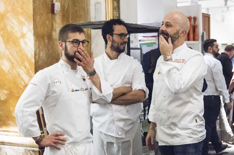 Galleria fotografica






Giancarlo Perbellini di Casa Perbellini, mattatore a Chicago









Gnocchi di polenta di Storo, pane, verze, rape rosse, brodo al caprino e polvere di crosta di Grana Padano, il piatto della lezione di Perbellini in Illinois









Le t-shirt di Eataly









Sarah Grueneberg, chef del ristorante Monteverde di Chicago, una bella sorpresa

 









La pasta di Sarah è quasi cotta…









…e darà vita a splendidi Spaghetti Monograno Felicetti, Grana Padano, pecorino romano e toscano, ricotta di siero di latte, blend di 4 pepi









Carlo Cracco, protagonista di una lezione e di un pranzo a Chicago









The making of… Bacio Perugina

 









Gli Spaghettoni Felicetti con plancton di Carlo Cracco

 









Fusillotti Cappelli Monograno Felicetti e burro affumicato, un primo efficace di Carlo Cracco

 









Pasta ancora protagonista con i deliziosi Sedani Monograno Felicetti e vellutata di fagioli con polpo, abalone della baia di Monterey e pepe affumicato di Michael Tusk, chef del Quince di San Francisco

 









I tortelli al topinambur, primo piatto del pranzo di Eataly Chicago. La firma è ancora di Michael Tusk

 









L’Uovo affumicato presentato da Carlo Cracco al pranzo di Chicago

 









Crostata di buttermilk, il dolce di Chicago firmato a Eataly Chicago da Rob Wing, resident chef

 









Spalla fondente d’agnello, cipolla, mozzarella affumicata e pane al pomodoro, il secondo di Chicago di Giancarlo Perbellini

 









I formaggi di Carozzi: Quader de Cavra, formaggio Branzi, Valtunt della Valsassina

 









Franco Pepe e Lidia Bastianich, protagonisti della lezione d’apertura della settima edizione di Identità New York

 









Tutto esaurito anche quest’anno alla Scuola di Eataly Flatiron

 









Il prologo della lezione numero 2 di New York: Massimo Bottura e Alex Atala vanno in diretta sulla pagina facebook del New York Times. Con loro, la foodjournalist Melissa Clark

 









Massimo Bottura e Alex Atala

 









I passatelli ricavati dagli scarti della pizza, oggetto della lezione newyorkese di Massimo Bottura

 









Massimo Bottura e il fido secondo Davide Di Fabio

 









Alex Atala, passione paulista

 









Il piatto della lezione di Alex Atala: petto di vitello (brisket) con bacuri e cipolle pickled

 









L’omaggio di Massimo Bottura a Identità Golose

 









Massimo Bottura scherza coi ragazzi del suo team

 









La Lasagna di zucchine con pomodori e marinara piccante, il piatto di Matthew Kenney, cuoco vegano e crudista americano

 









La Zuppa di Grana Padano con pomodori pelati e pane raffermo di Niko Romito, co-autore con Kenney della terza e ultima lezione di New York

 









Romito e il metrò

 









Paolo Marchi e Matthew Kenney al pronti-via della cena Dine Around da Eataly Flatiron

 









La Tagliatelle di alghe cacio e pepe di Matthey Kenney al Dine Around

 









Tartufi protagonisti con Urbani Truffles

 









Dine Around: Massimo Bottura spiega ai convenuti il suo “Lenticchia è meglio del caviale”

 









Say cheeese

 









Il resident chef di Eataly Flatiron Fortunato Nicotra al lavoro al Dine Around col suo piatto: Felicetti Conchiglie Nere, Grana Padano e ristretto di pera

 









Le Bombe alla crema di Niko Romito e Dino Como, il dessert del Dine Around

 







