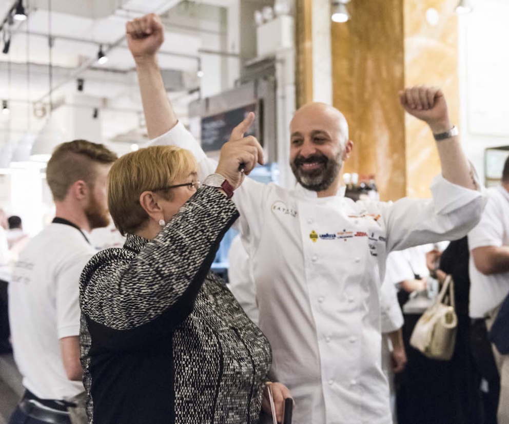 Galleria fotografica






Giancarlo Perbellini di Casa Perbellini, mattatore a Chicago









Gnocchi di polenta di Storo, pane, verze, rape rosse, brodo al caprino e polvere di crosta di Grana Padano, il piatto della lezione di Perbellini in Illinois









Le t-shirt di Eataly









Sarah Grueneberg, chef del ristorante Monteverde di Chicago, una bella sorpresa

 









La pasta di Sarah è quasi cotta…









…e darà vita a splendidi Spaghetti Monograno Felicetti, Grana Padano, pecorino romano e toscano, ricotta di siero di latte, blend di 4 pepi









Carlo Cracco, protagonista di una lezione e di un pranzo a Chicago









The making of… Bacio Perugina

 









Gli Spaghettoni Felicetti con plancton di Carlo Cracco

 









Fusillotti Cappelli Monograno Felicetti e burro affumicato, un primo efficace di Carlo Cracco

 









Pasta ancora protagonista con i deliziosi Sedani Monograno Felicetti e vellutata di fagioli con polpo, abalone della baia di Monterey e pepe affumicato di Michael Tusk, chef del Quince di San Francisco

 









I tortelli al topinambur, primo piatto del pranzo di Eataly Chicago. La firma è ancora di Michael Tusk

 









L’Uovo affumicato presentato da Carlo Cracco al pranzo di Chicago

 









Crostata di buttermilk, il dolce di Chicago firmato a Eataly Chicago da Rob Wing, resident chef

 









Spalla fondente d’agnello, cipolla, mozzarella affumicata e pane al pomodoro, il secondo di Chicago di Giancarlo Perbellini

 









I formaggi di Carozzi: Quader de Cavra, formaggio Branzi, Valtunt della Valsassina

 









Franco Pepe e Lidia Bastianich, protagonisti della lezione d’apertura della settima edizione di Identità New York

 









Tutto esaurito anche quest’anno alla Scuola di Eataly Flatiron

 









Il prologo della lezione numero 2 di New York: Massimo Bottura e Alex Atala vanno in diretta sulla pagina facebook del New York Times. Con loro, la foodjournalist Melissa Clark

 









Massimo Bottura e Alex Atala

 









I passatelli ricavati dagli scarti della pizza, oggetto della lezione newyorkese di Massimo Bottura

 









Massimo Bottura e il fido secondo Davide Di Fabio

 









Alex Atala, passione paulista

 









Il piatto della lezione di Alex Atala: petto di vitello (brisket) con bacuri e cipolle pickled

 









L’omaggio di Massimo Bottura a Identità Golose

 









Massimo Bottura scherza coi ragazzi del suo team

 









La Lasagna di zucchine con pomodori e marinara piccante, il piatto di Matthew Kenney, cuoco vegano e crudista americano

 









La Zuppa di Grana Padano con pomodori pelati e pane raffermo di Niko Romito, co-autore con Kenney della terza e ultima lezione di New York

 









Romito e il metrò

 









Paolo Marchi e Matthew Kenney al pronti-via della cena Dine Around da Eataly Flatiron

 









La Tagliatelle di alghe cacio e pepe di Matthey Kenney al Dine Around

 









Tartufi protagonisti con Urbani Truffles

 









Dine Around: Massimo Bottura spiega ai convenuti il suo “Lenticchia è meglio del caviale”

 









Say cheeese

 









Il resident chef di Eataly Flatiron Fortunato Nicotra al lavoro al Dine Around col suo piatto: Felicetti Conchiglie Nere, Grana Padano e ristretto di pera

 









Le Bombe alla crema di Niko Romito e Dino Como, il dessert del Dine Around

 









Una curiosa espressione parallela di Romito e il suo staff

 






