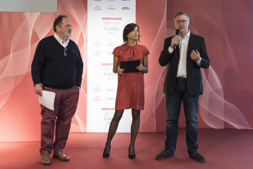 Photogallery






Tutti i premiati (come sempre under 40) nelle foto di Brambilla-Serrani: qui Martina Caruso (la migliore chef) premiata da Stefano Marini (San Pellegrino-Acqua Panna)









Diego Rossi (premio birra in cucina) premiato da Ilaria Zaminga (Fondazione Birra Moretti)









Lo Zuma di Roma, nella persona del sommelier Michele Brando, premiato per la migliore carta dei vini e distillati da Alessandro Massano (Moët Hennessy)









Gianni Sinesi premiato come miglior sommelier da Francesco Zonin (Casa Vinicola Zonin)









Barbara Manoni premiata come miglior maître da Enrico Ugolini (Cantine Santa Margherita)









Il Metamorfosi di Roy Caceres premiato per il miglior cestino del pane da Piero Gabrieli (Molino Quaglia)









Floriano e Giovanni Pellegrino premiati come sorpresa dell’anno da Anna Maschio (Bonaventura Maschio)









Virgilio Martinez, che ha mandato un contributo video, premiato come miglior chef straniero da Chiara Zucchetti (Lavazza)









Claudio Catino premiato come miglior sous-chef da Elena Bacchini (Divine Creazioni Surgital)









Andrea Tortora premiato come miglior chef pasticciere da Paola Rossoni (Pavoni Italia)









Gli Abbruzzino premiati come famiglia dell'anno da Paola Valeria Jovinelli (Arte del Convivio)









Matteo Baronetto premiato come miglior chef da Giuseppe Saetta (Consorzio Tutela Grana Padano)









Ryan King premiato come miglior food writer da Roberta Garibaldi e Giorgio Gori (East Lombardy)









L'assessore lombardo Gianni Fava con Paolo Marchi






